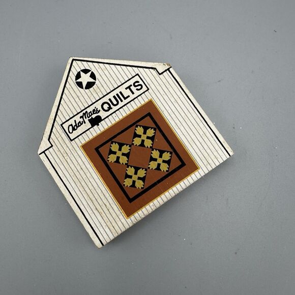 1991 Ada Mae's Quilt Barn Cat's Meow OH Amish Series Wooden Village Shelf Sitter - Picture 2 of 9